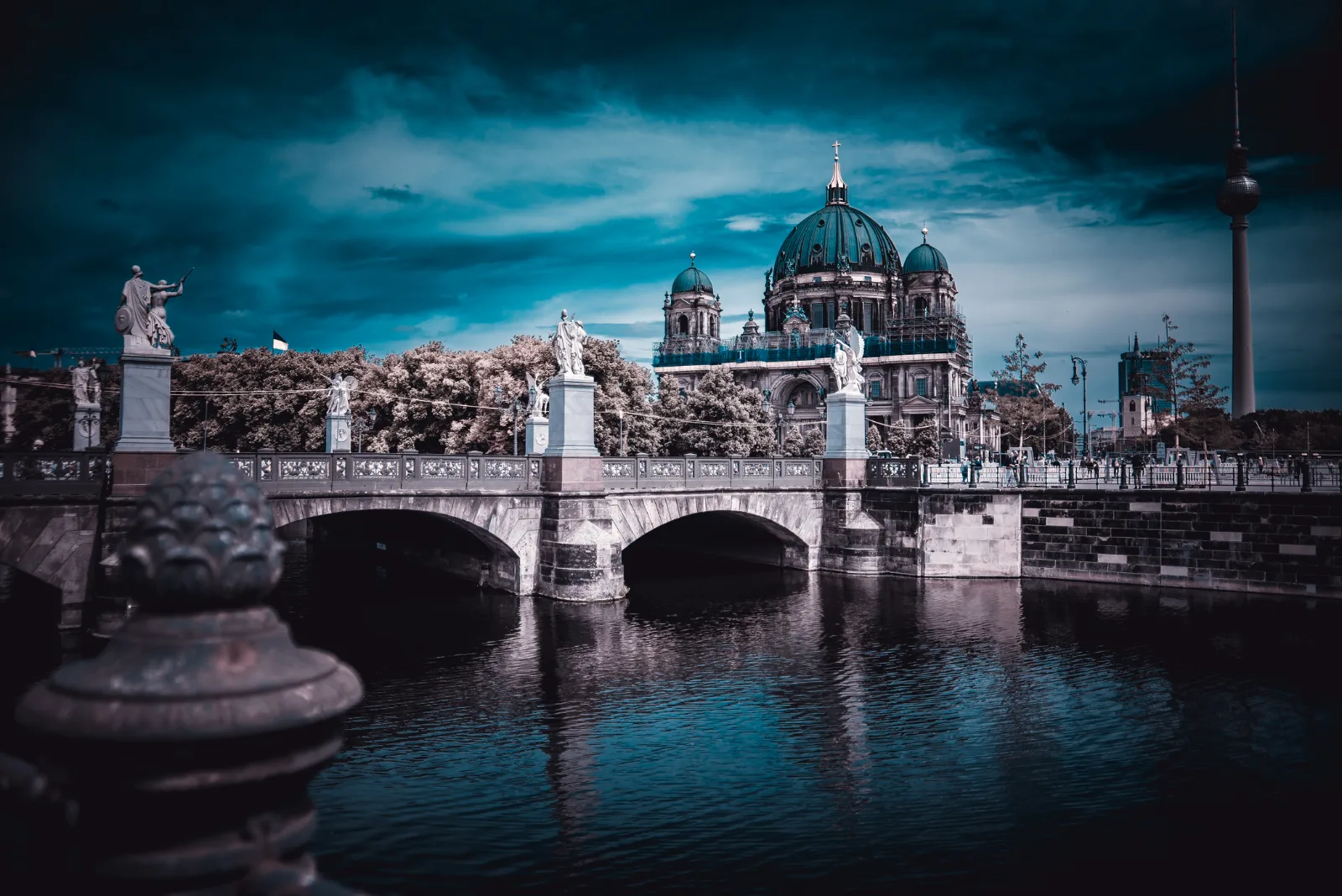 Berliner Dom und Spree zur blauen Stunde