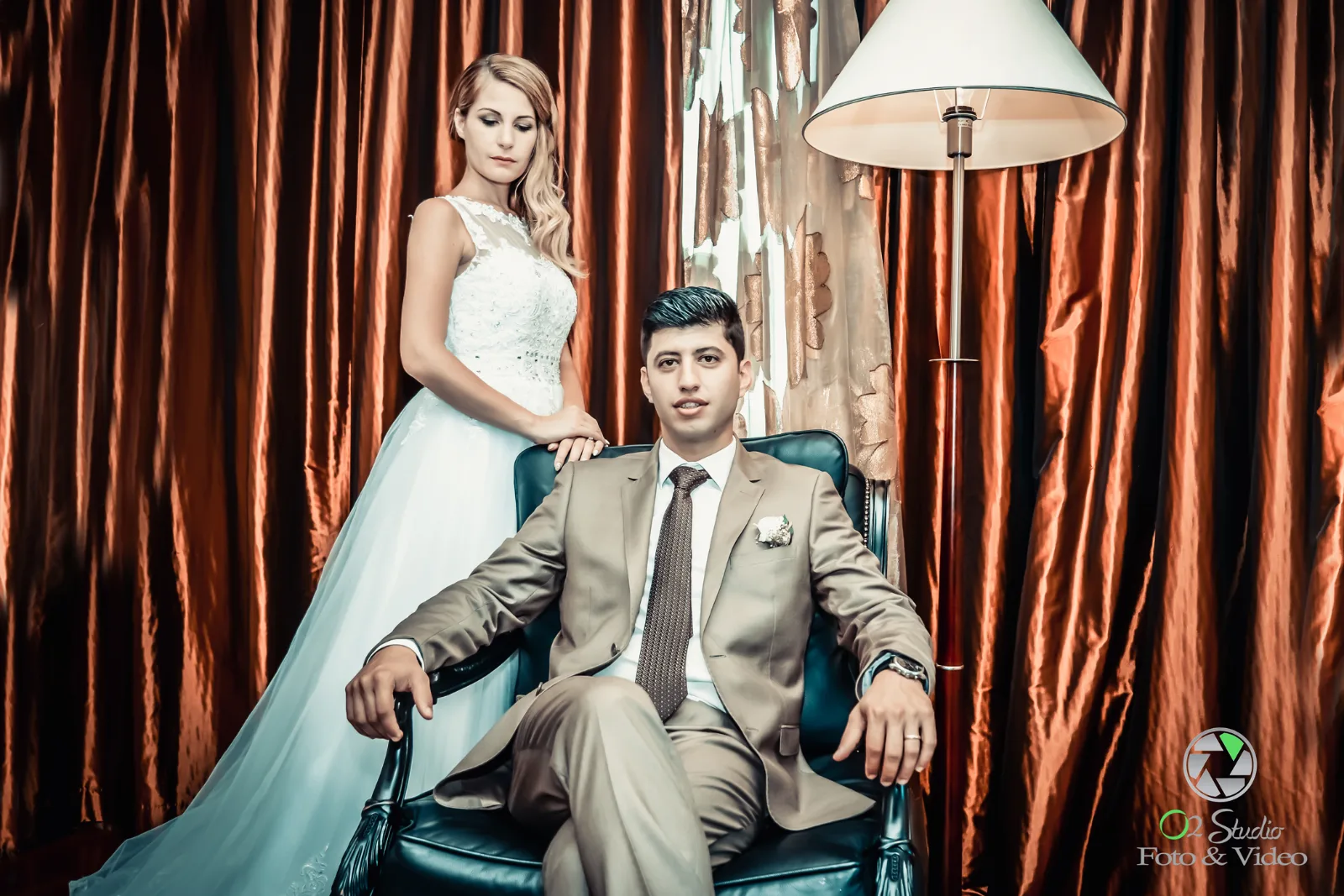 Brautpaar vor Samtvorhängen