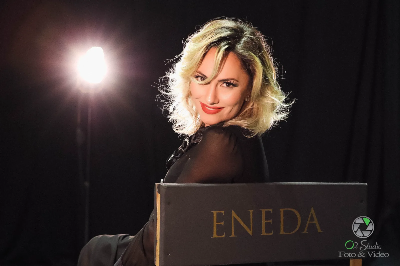 Business-Portrait einer Frau am Schreibtisch