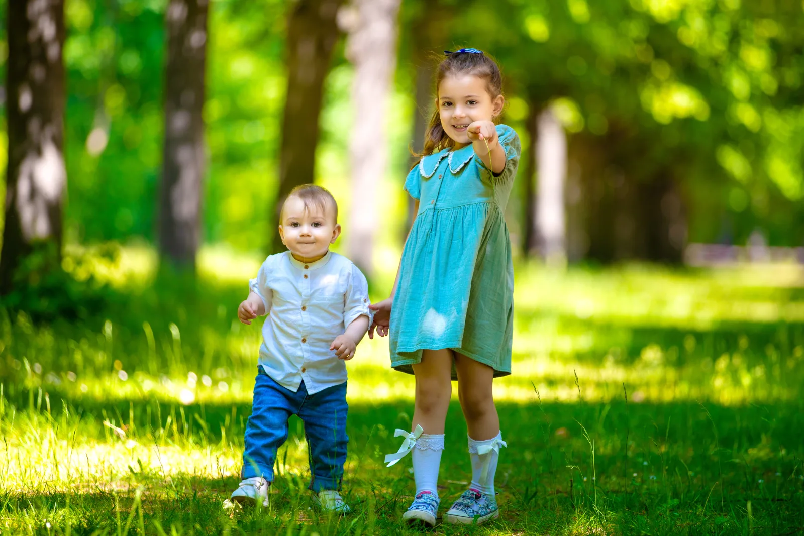 Bruder und Schwester in einem Berliner Park