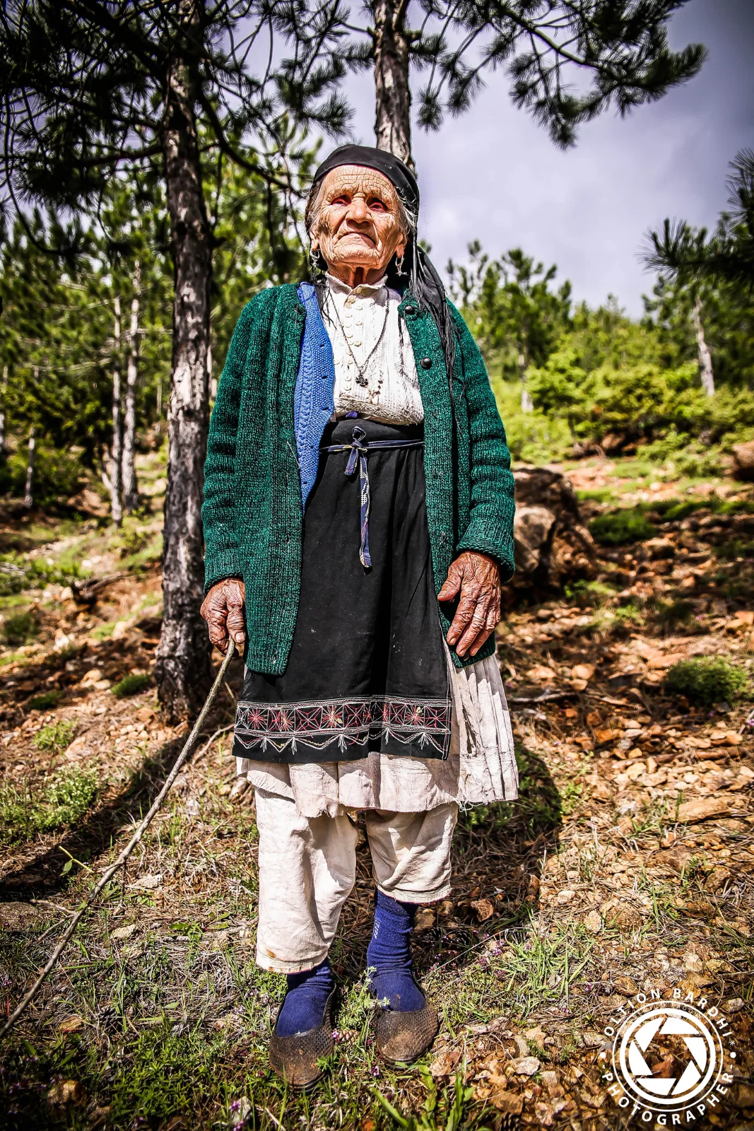 Junge in traditioneller Tracht – Outdoor-Portrait