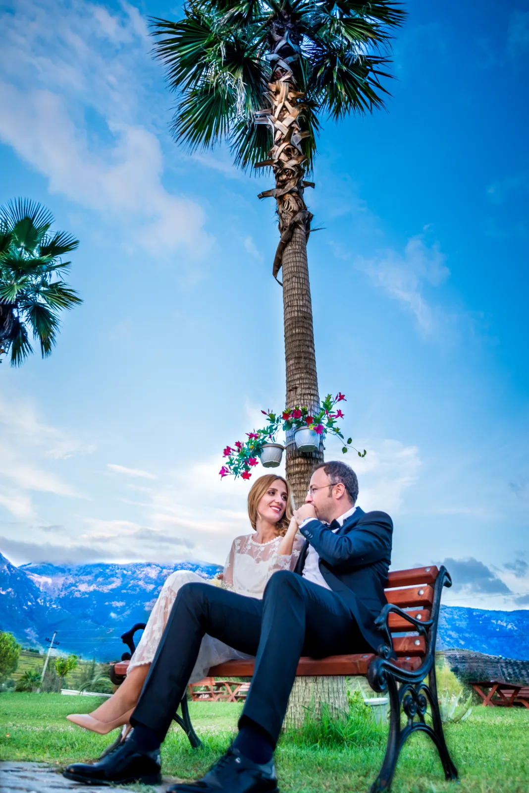Mann auf einer Bank unter einer Palme – Lifestyle-Portrait