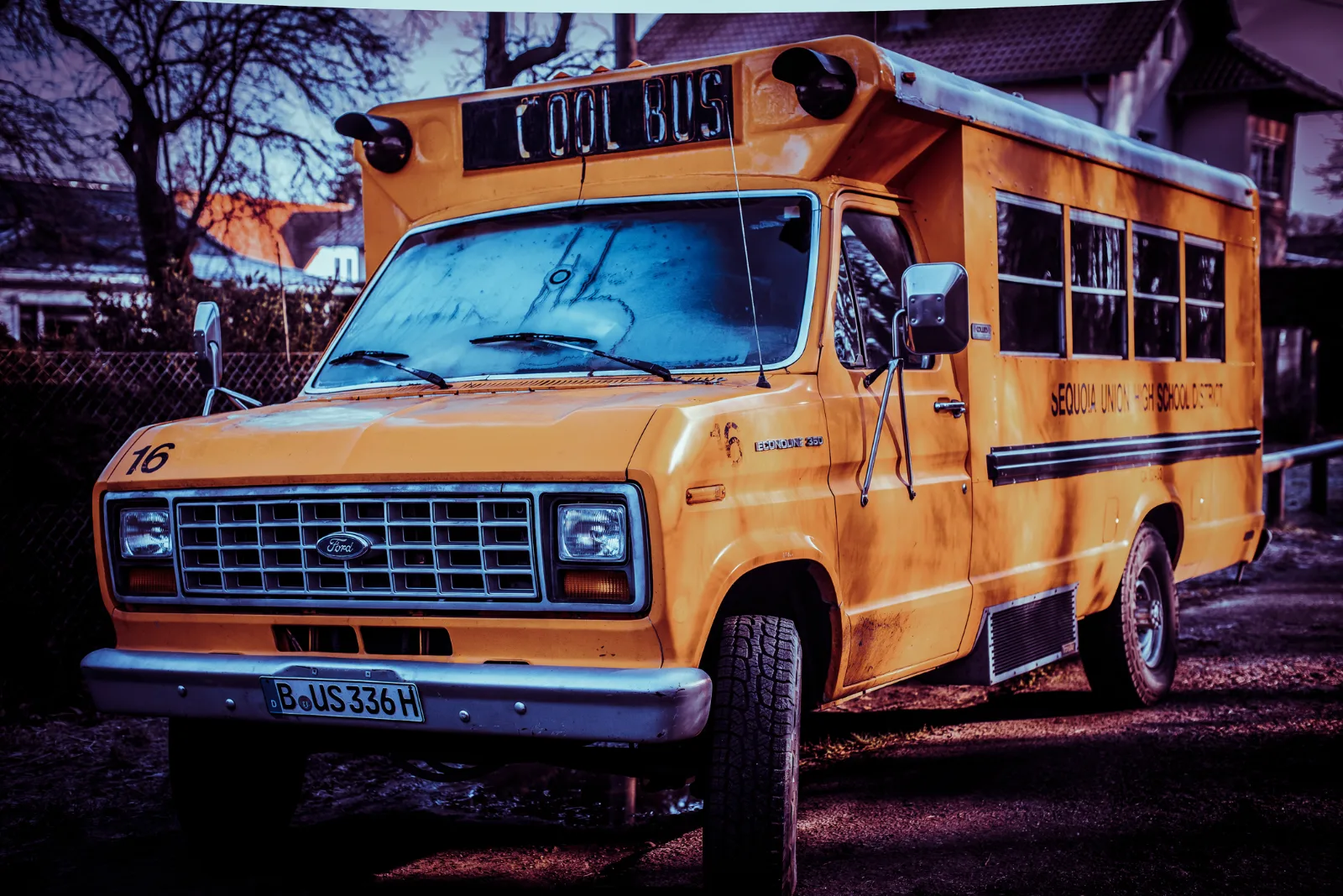Gelber Oldtimer-Bus
