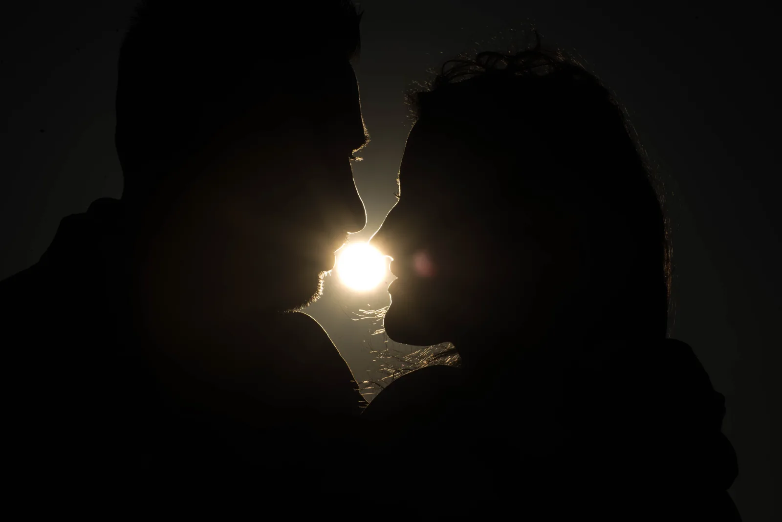 Silhouette eines Paares vor einer einzelnen Lichtquelle