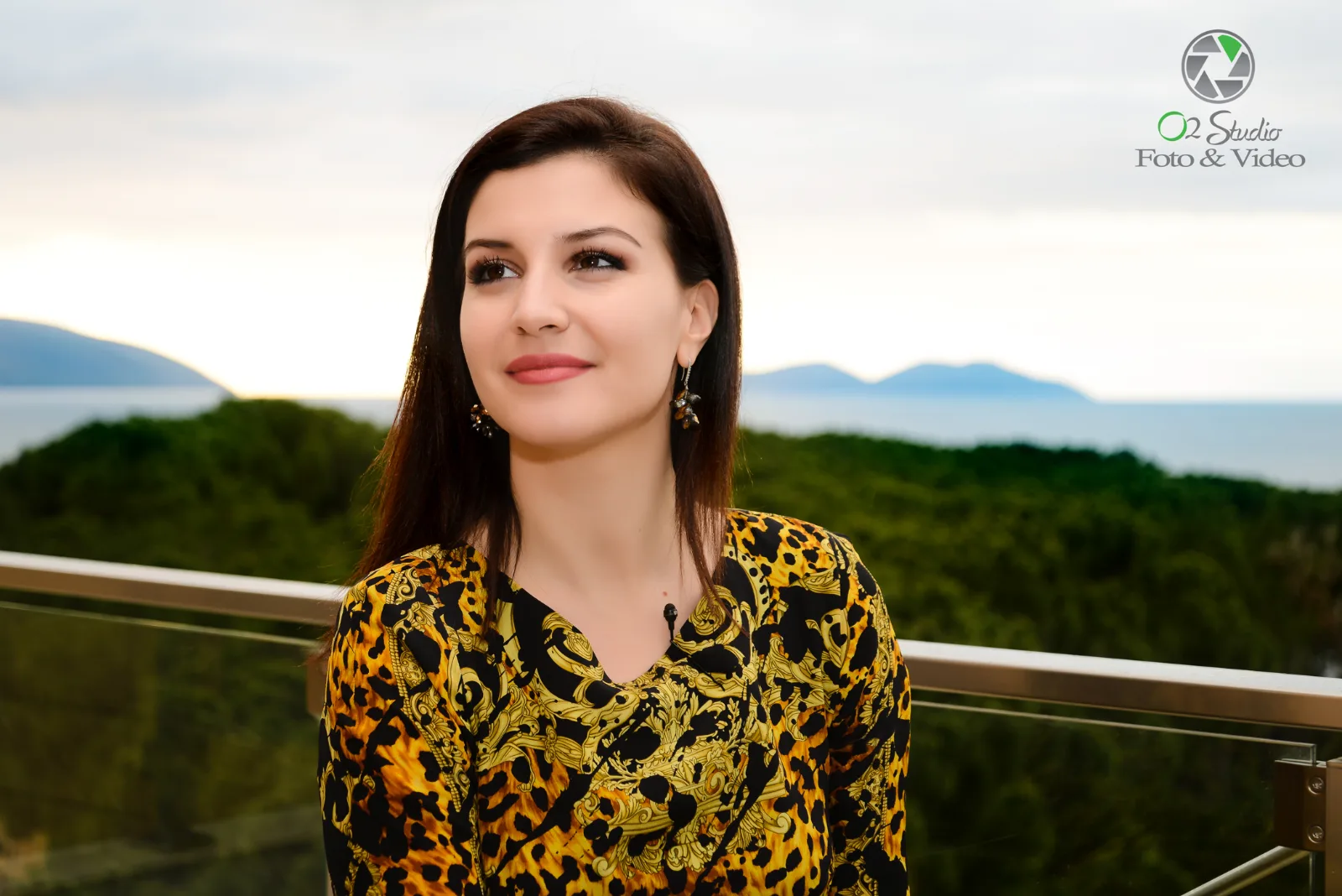 Portrait einer Frau auf dem Balkon mit Meerblick