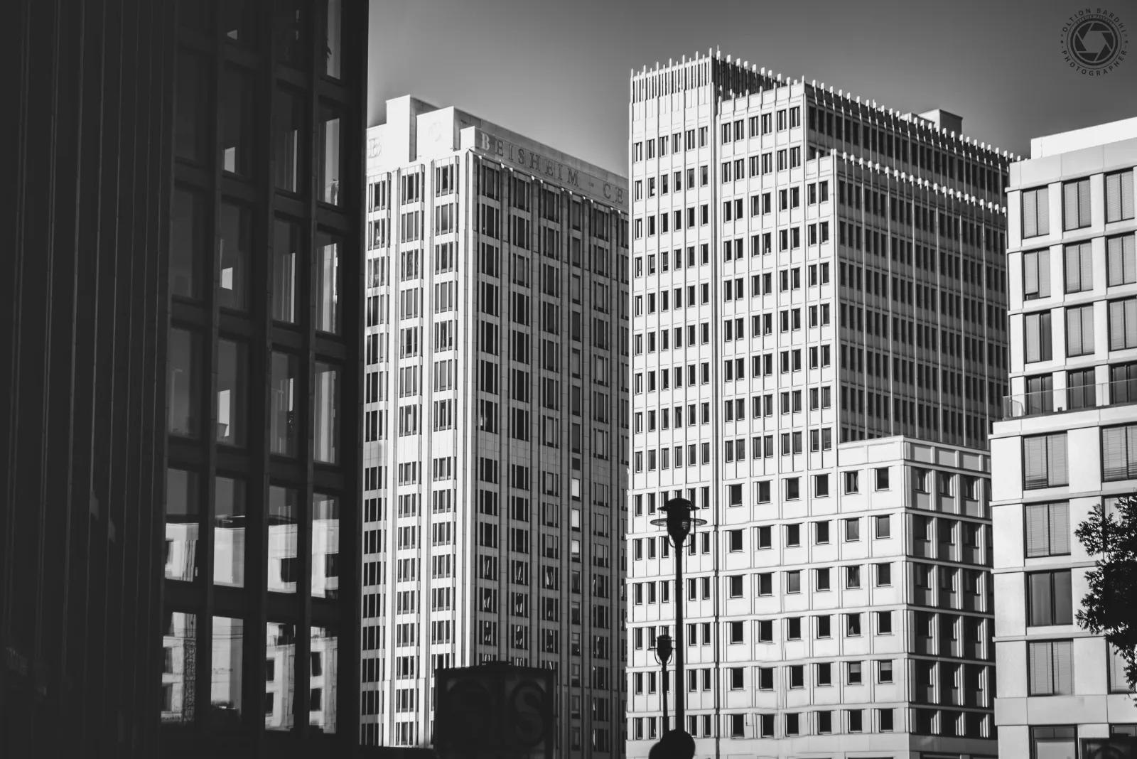 Hochhäuser am Potsdamer Platz in Schwarz-Weiß