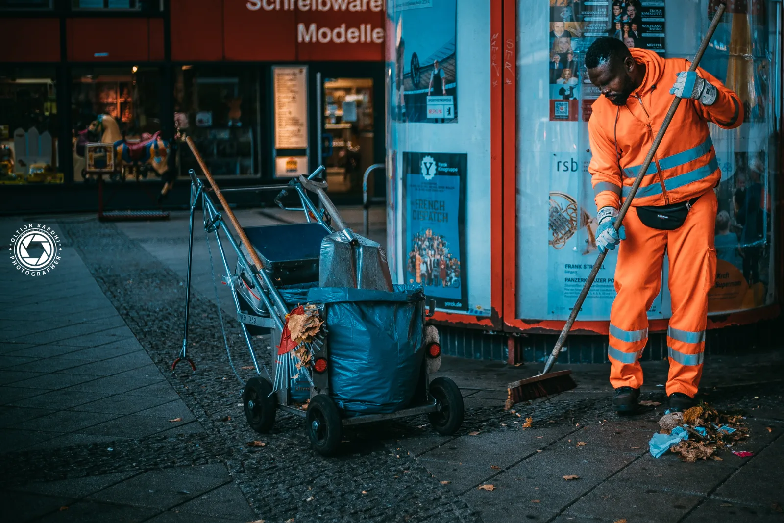 Straßenreiniger bei der Arbeit – Streetfotografie Berlin