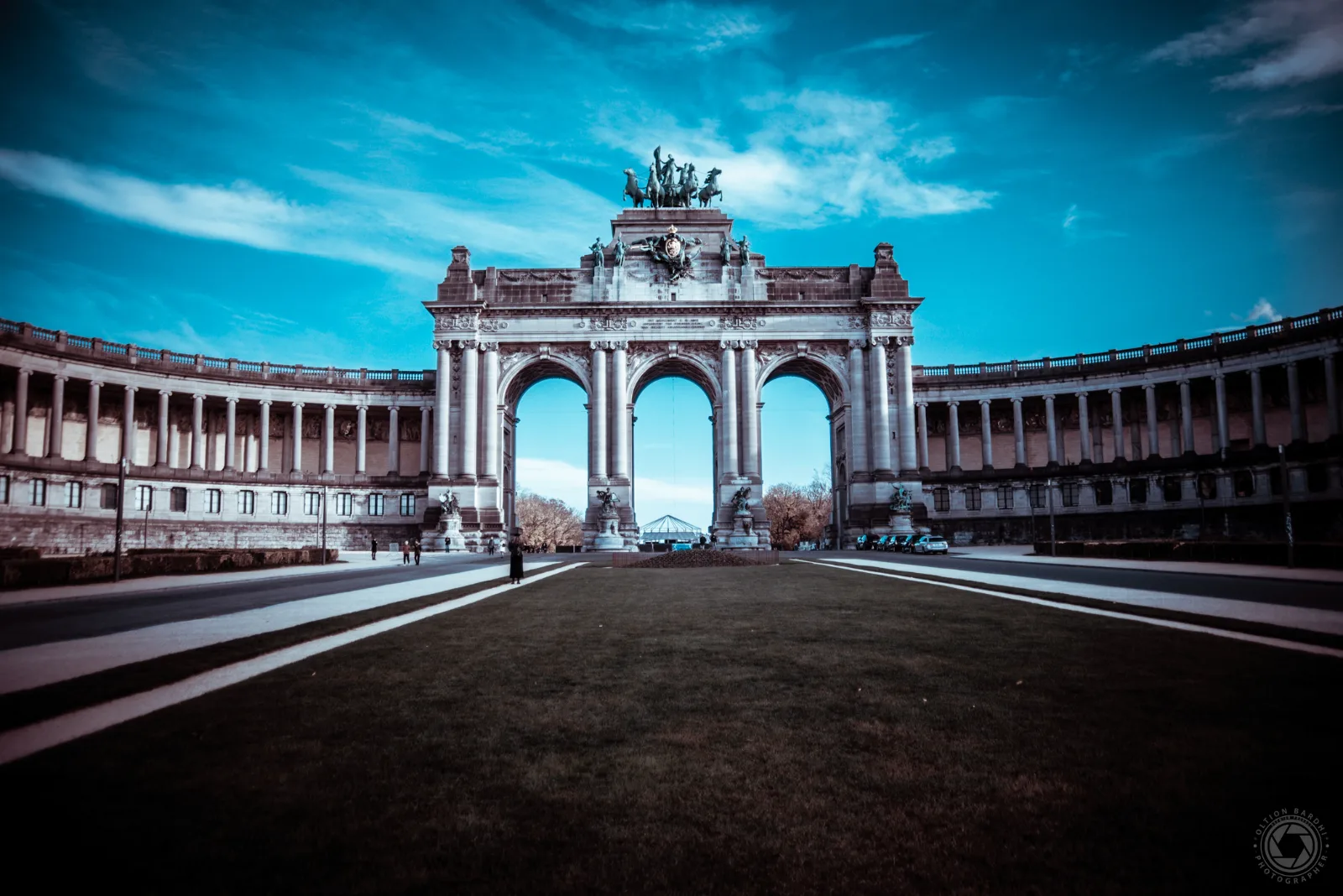 Triumphbogen und Kolonnaden unter dramatischem Himmel